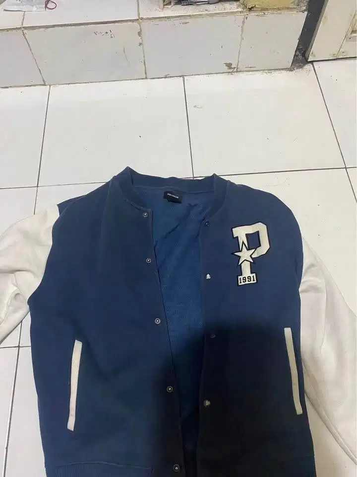 JAKET VARSITY PULL&BEAR — UNIVERSITY LEAGUE TEXAS