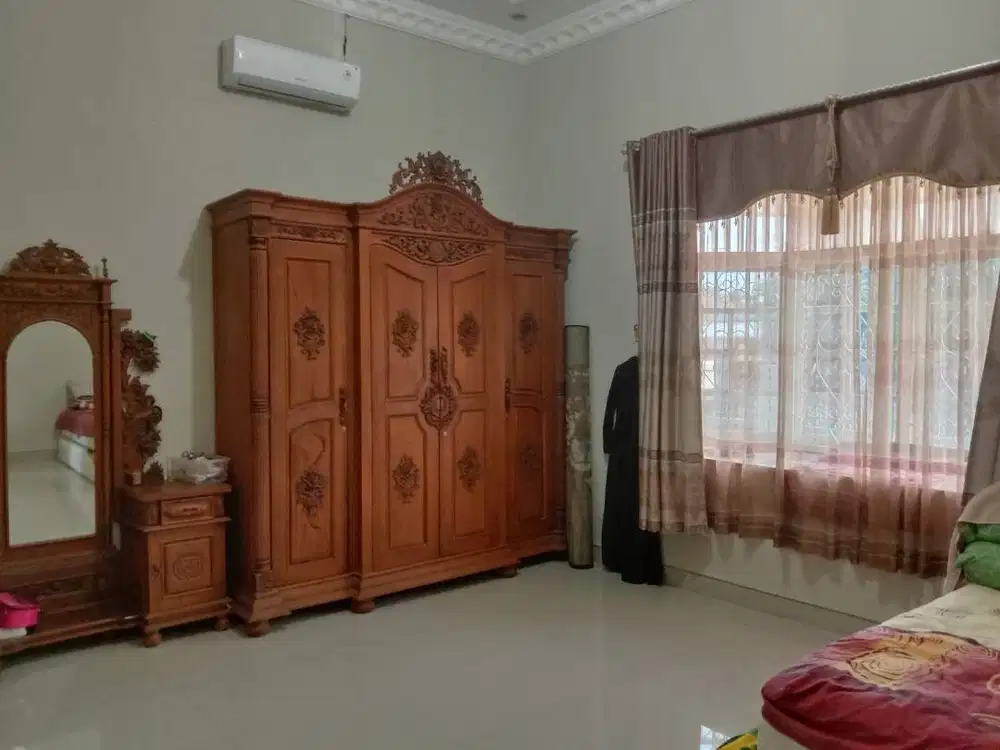 Dijual Lemari Kayu Ukir + Tualet Ukir