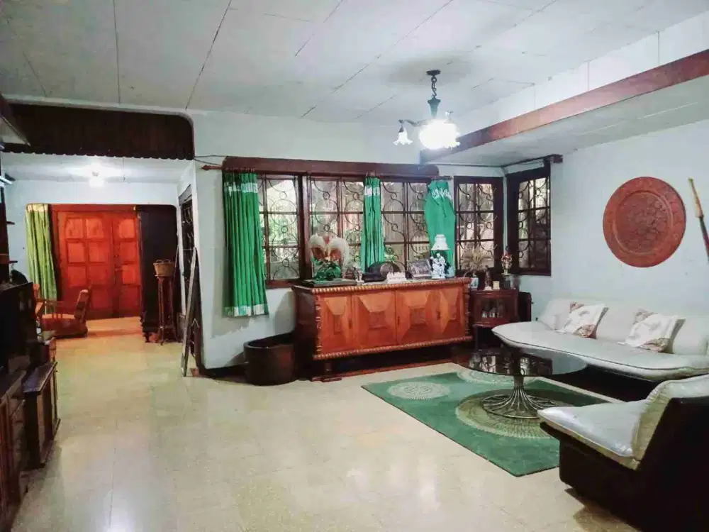 RUMAH DI DAGO  2 LANTAI VIEW BANDUNG LOKASI STRATEGIS MENGUNTUNGKAN COCOK UNTUK CAFE, GUEST HOUSE, HUNIAN, KANTOR ATAU INVESTASI, SEBELAH LAPANGAN GOLF DAGO BANDUNG