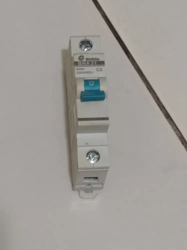 Mcb 4 ampere ( alat listrik )