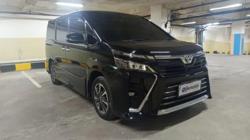 DP Rendah  14JT - Toyota Voxy 2.0 Bensin-AT 2018 Hitam
