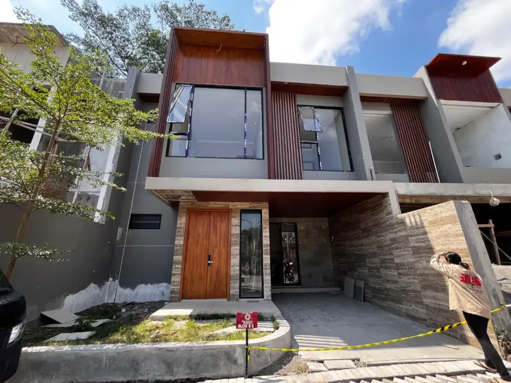 RUMAH MEWAH 2 LANTAI DI CONDONGCATUR