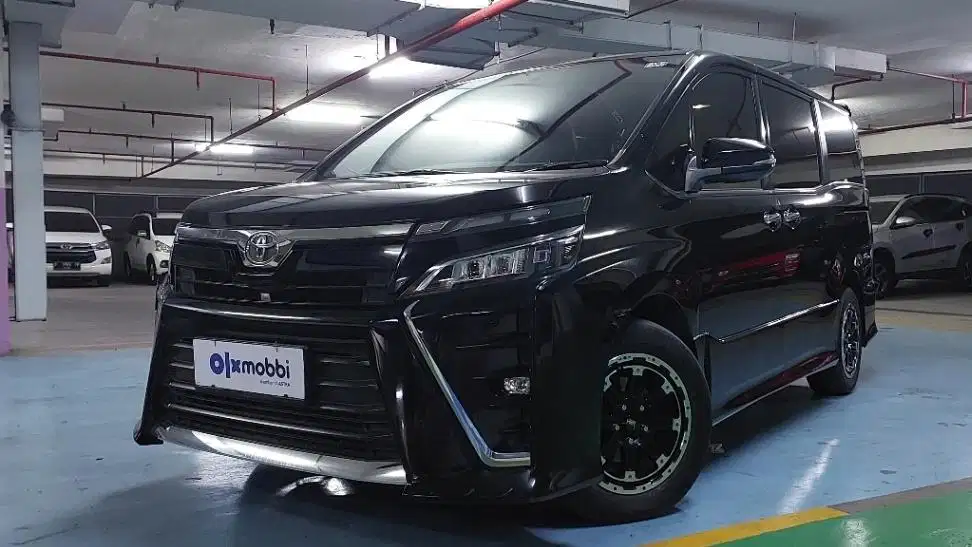TDP 12JT Toyota Voxy 2.0 Bensin-AT Hitam 2017