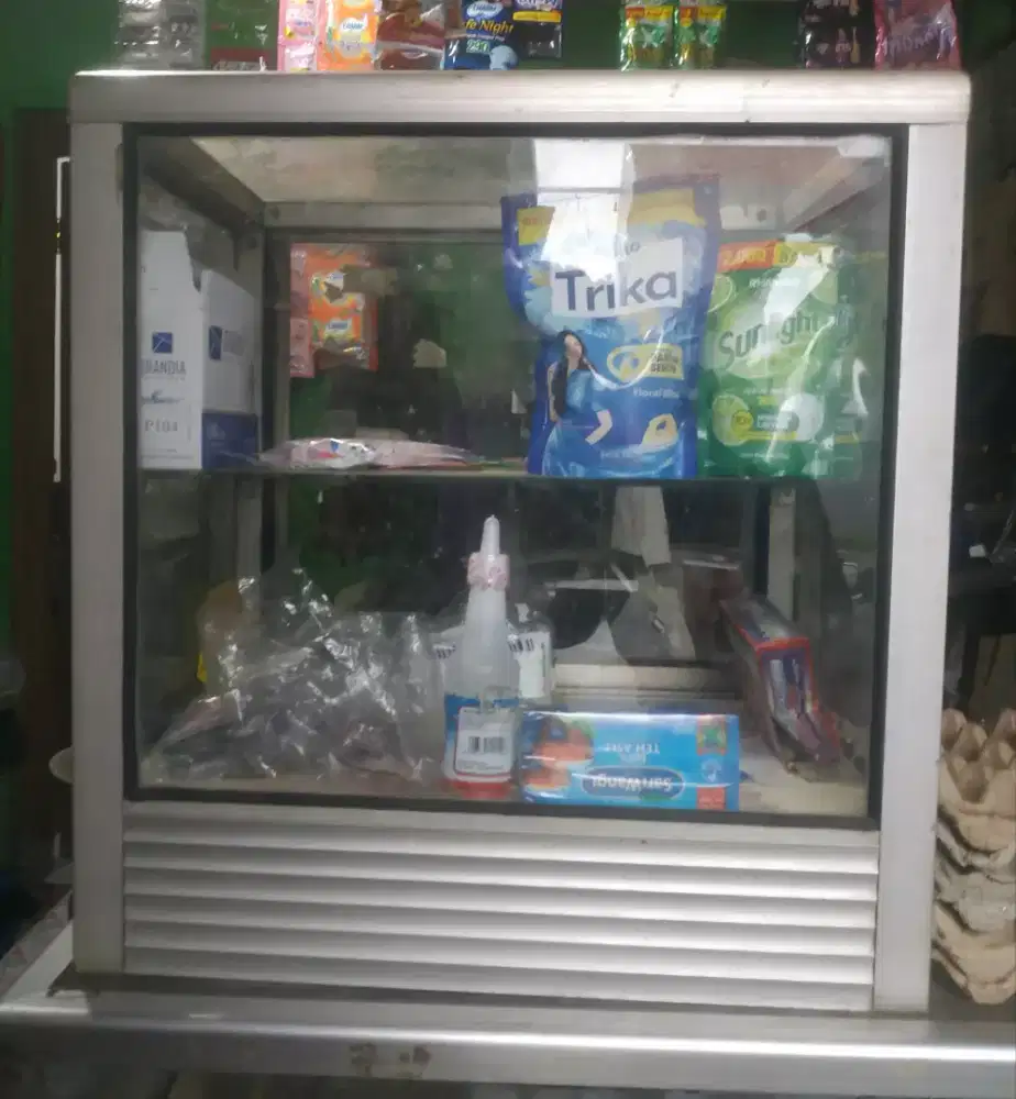 Etalase material kaca