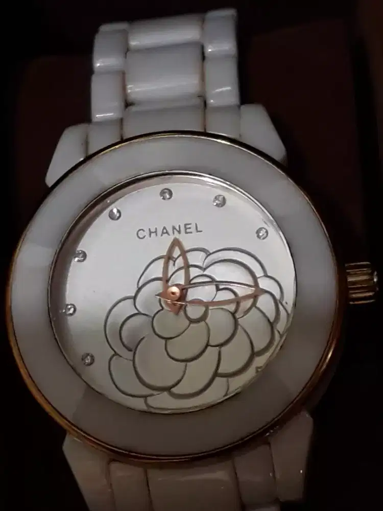 Jam Tangan Chanel J 12 yang menampilkan motif bunga kamelia