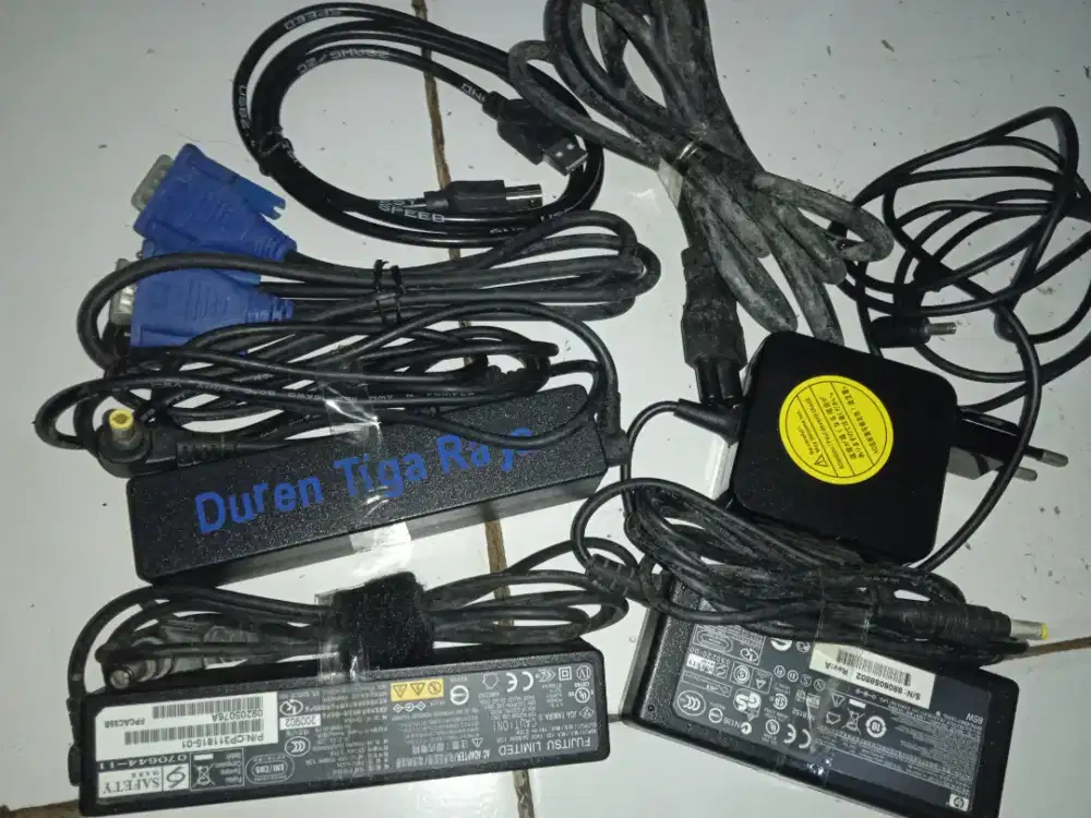 Charger laptop bekas