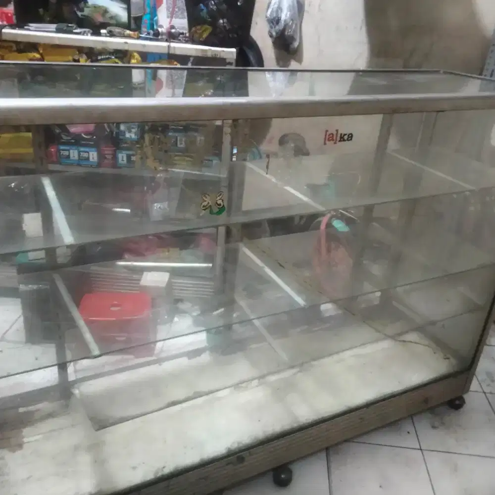 Meja kaca etalase di jual cepat