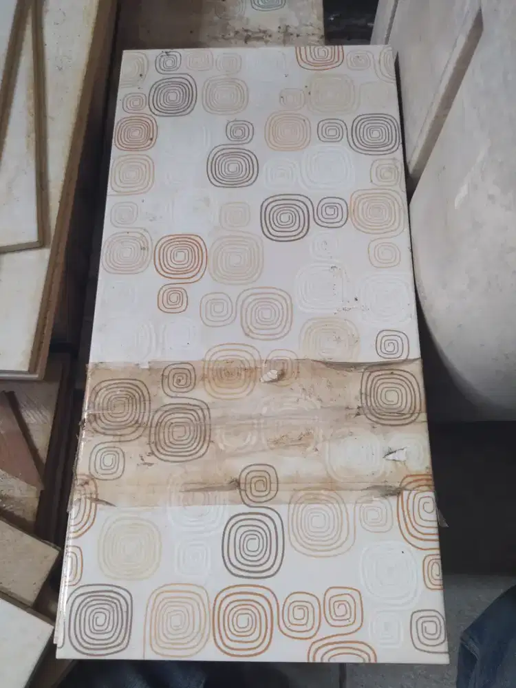 Keramik dinding merk essenza