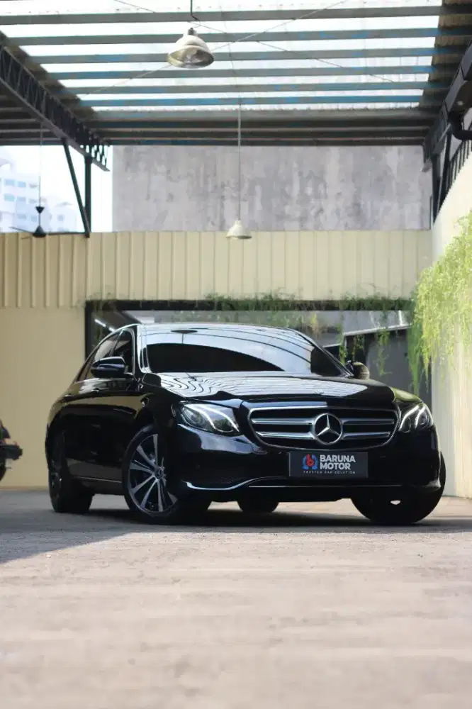 (Low KM) Mercedes E200 W213 Avantgarde NoN AMG Istimewa Hitam