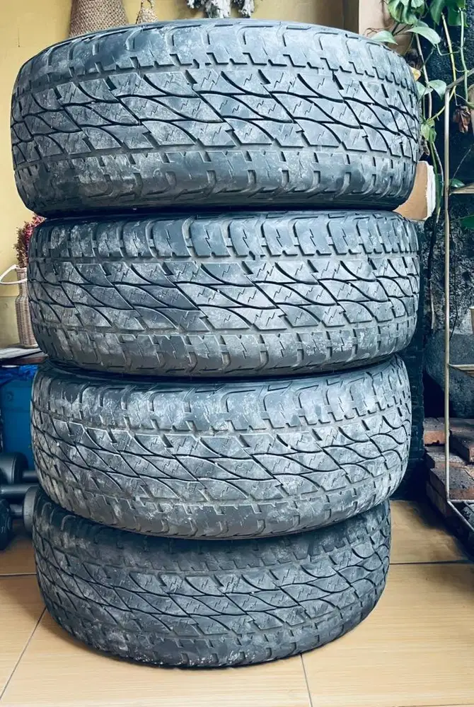 Ban accelera R20 265/50 bekas fortuner