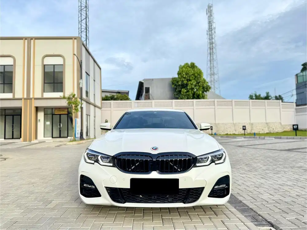 (KM 700 PERAK) BMW 330i M Sport Jahre Edition Putih 2022! LIKE NEW