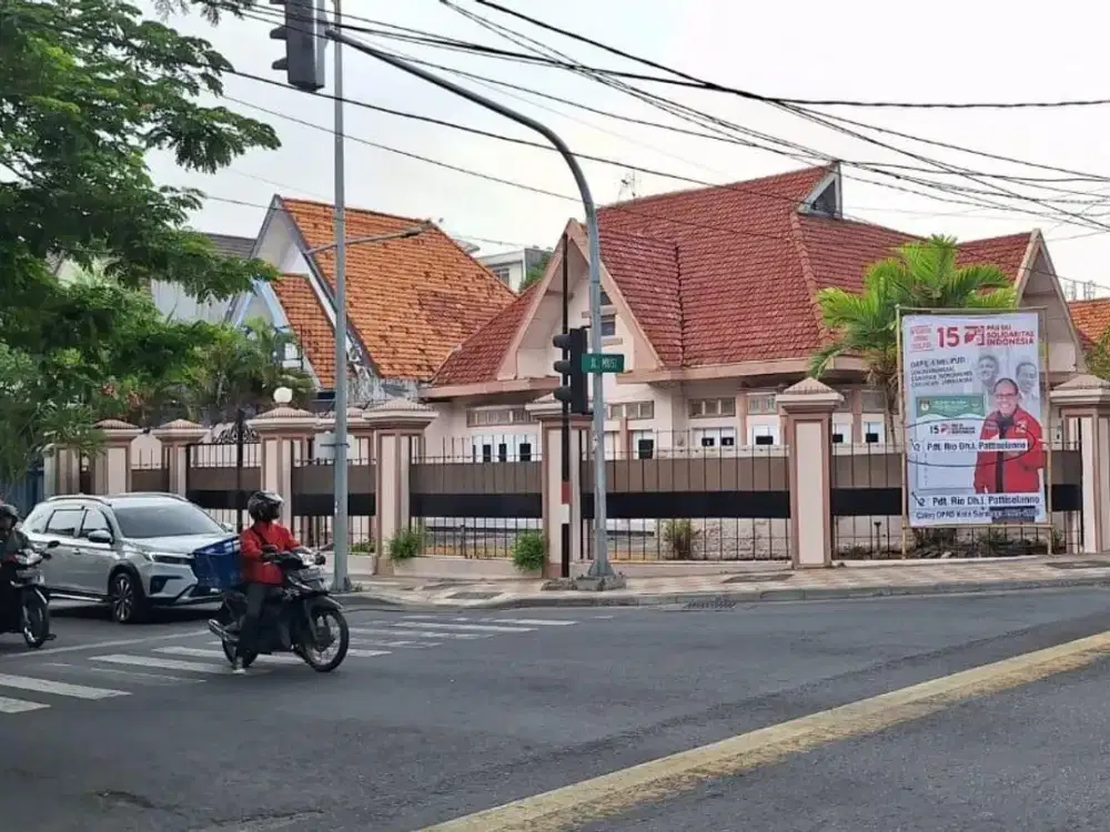 Rumah Hitung Tanah Hook di Pusat Surabaya