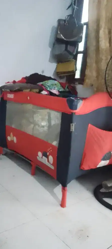 Box bayi warna merah