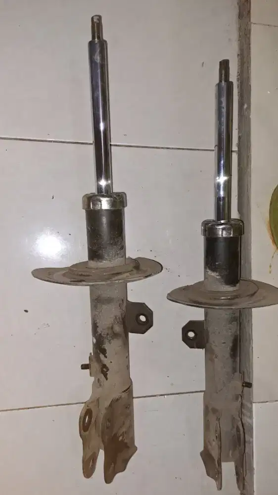 Shock breaker Xpander atau Livina VL