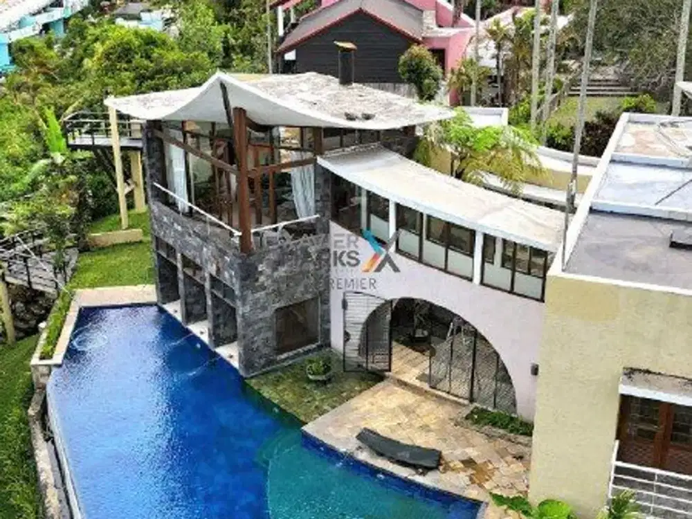 i083 Rumah Villa Full Furnished + Kolam Renang ,di Klub Bunga, Batu