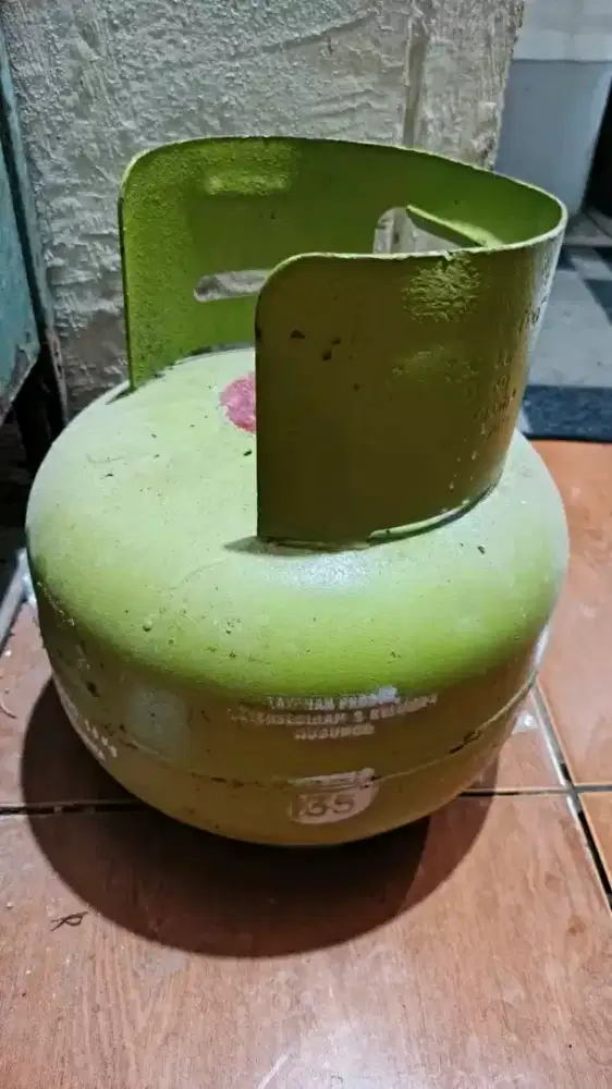 barang kali ada yang minat gas 3kg masih ada isi nya lok buah batu