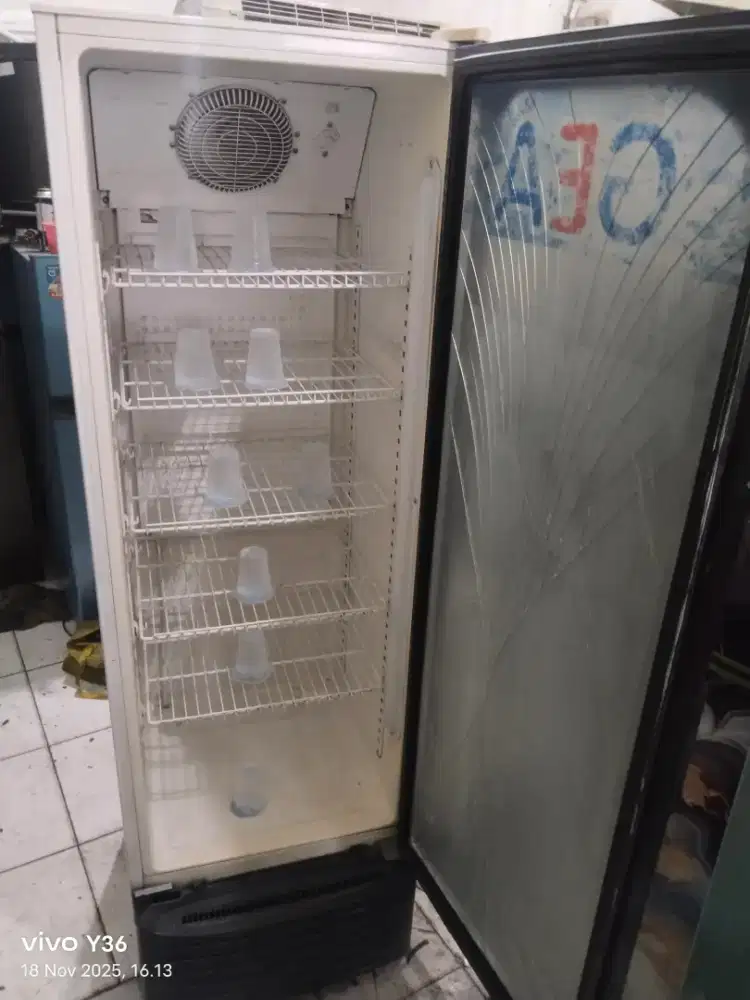 Di jual cepat showcase Gea oval 5 rak