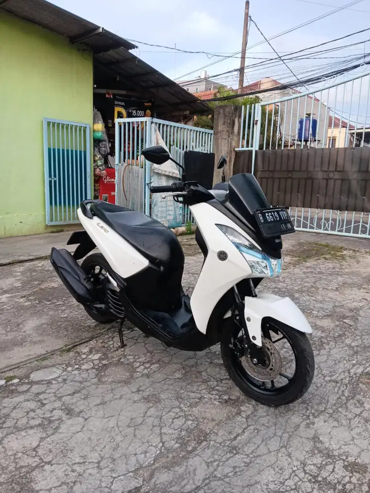 Yu ah  yamaha lexy putih