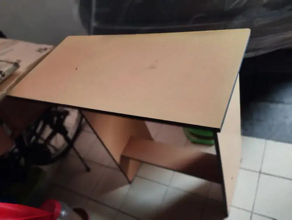 Meja Komputer dan Laptop