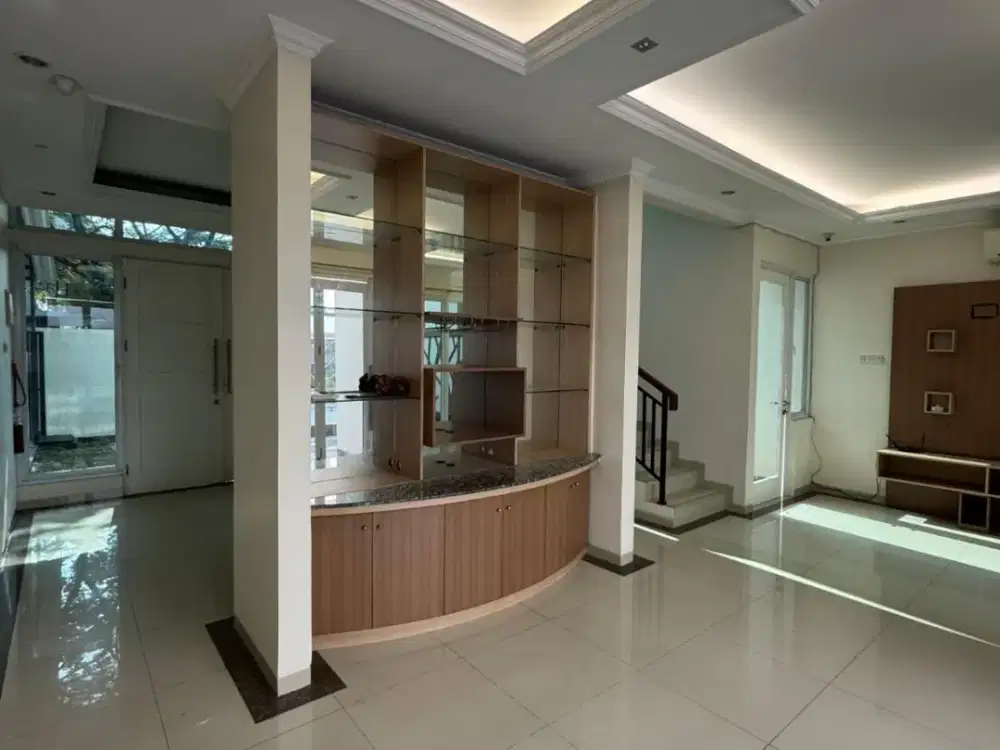 Disewakan Rumah Baru ,Sudah Renovasi Ada 3 Unit AC Plus Ada Kolam Renang di Metland Menteng Cakung Jakarta Timur