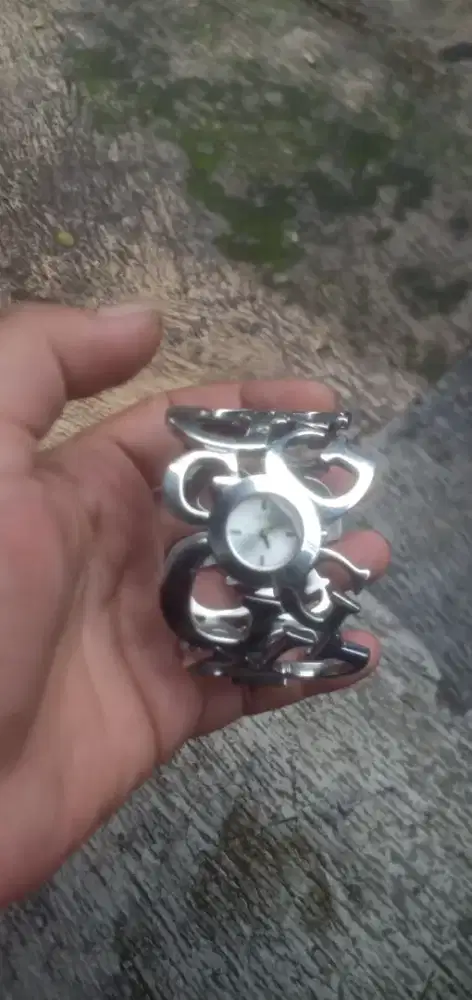 Jam tangan wanita guess