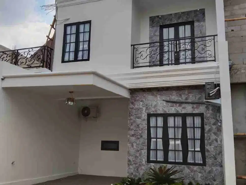 DIJUAL MURAH!! Rumah Mewah Clasic Di Pinggi Jalan Raya Fasilitas Super Lengkap dekat Tol Cijago dan LRT Cibubur