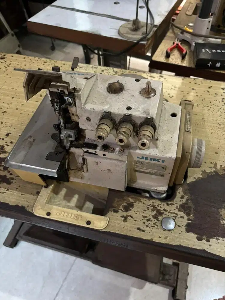 Mesin Jahit obras benang 3 juki MO 2364