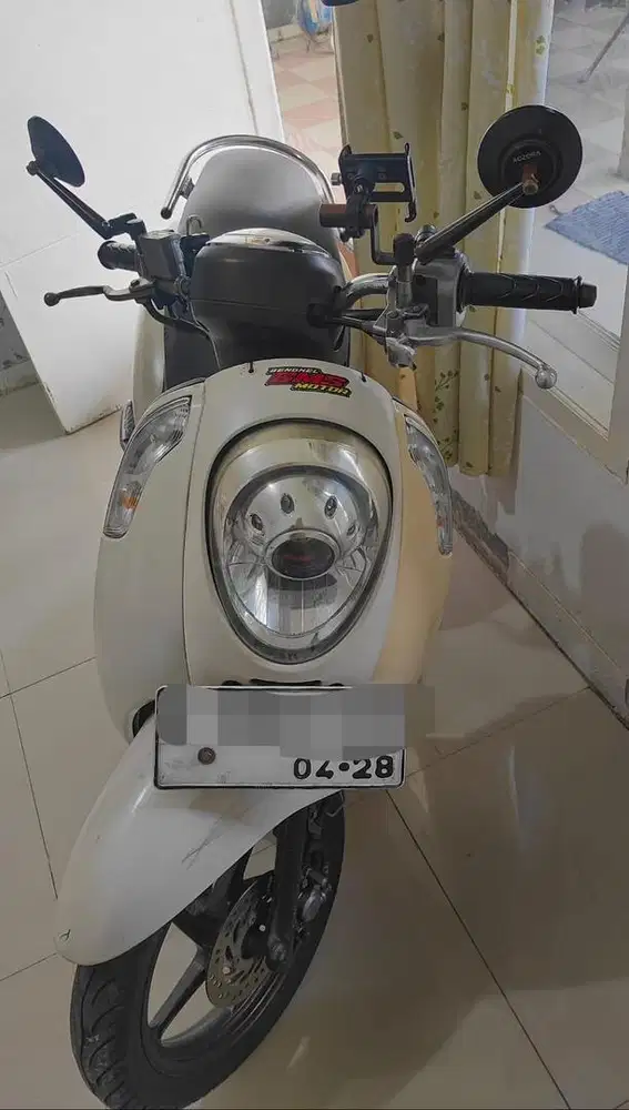 Motor scopy tahun 2015 warna cream
