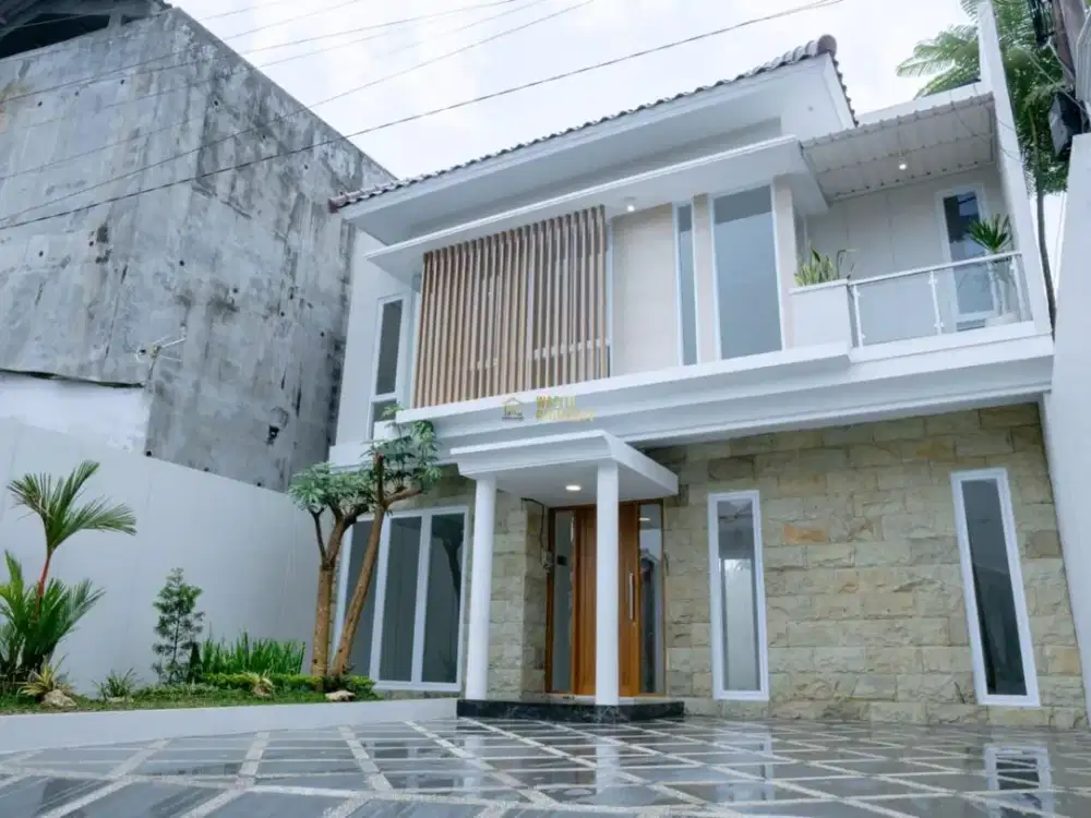 RUMAH MEWAH 2 LANTAI SIAP HUNI, 5 MENIT DARI SLEMAN CITY HALL