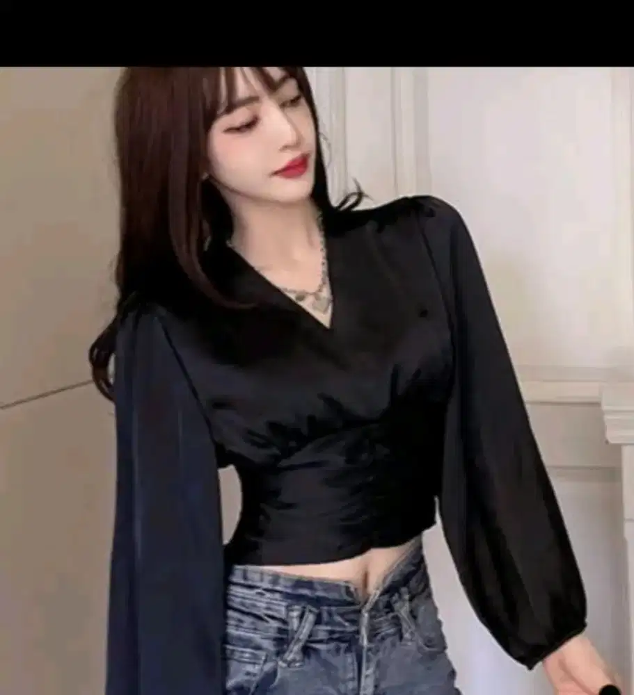 Blouse Crop Hitam – Kondisi Seperti Baru, Dipakai Sekali