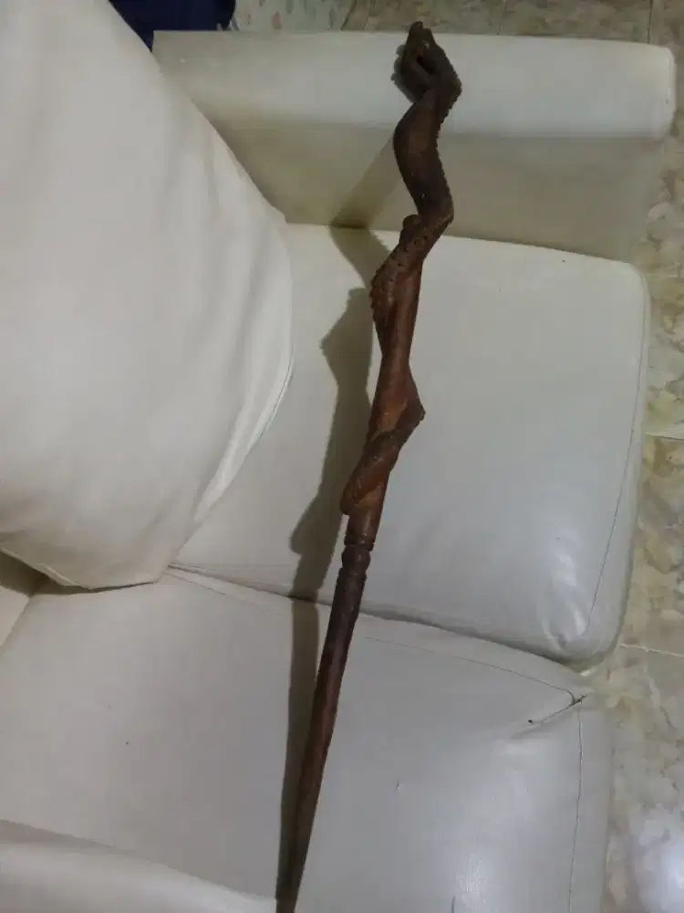 Tongkat jalan ukir naga