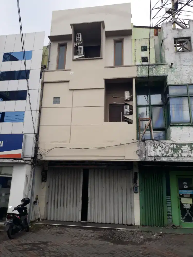 Disewakan/kerja sama Ruko 3.5 lt dijalan yg sangat ramai dan strategis