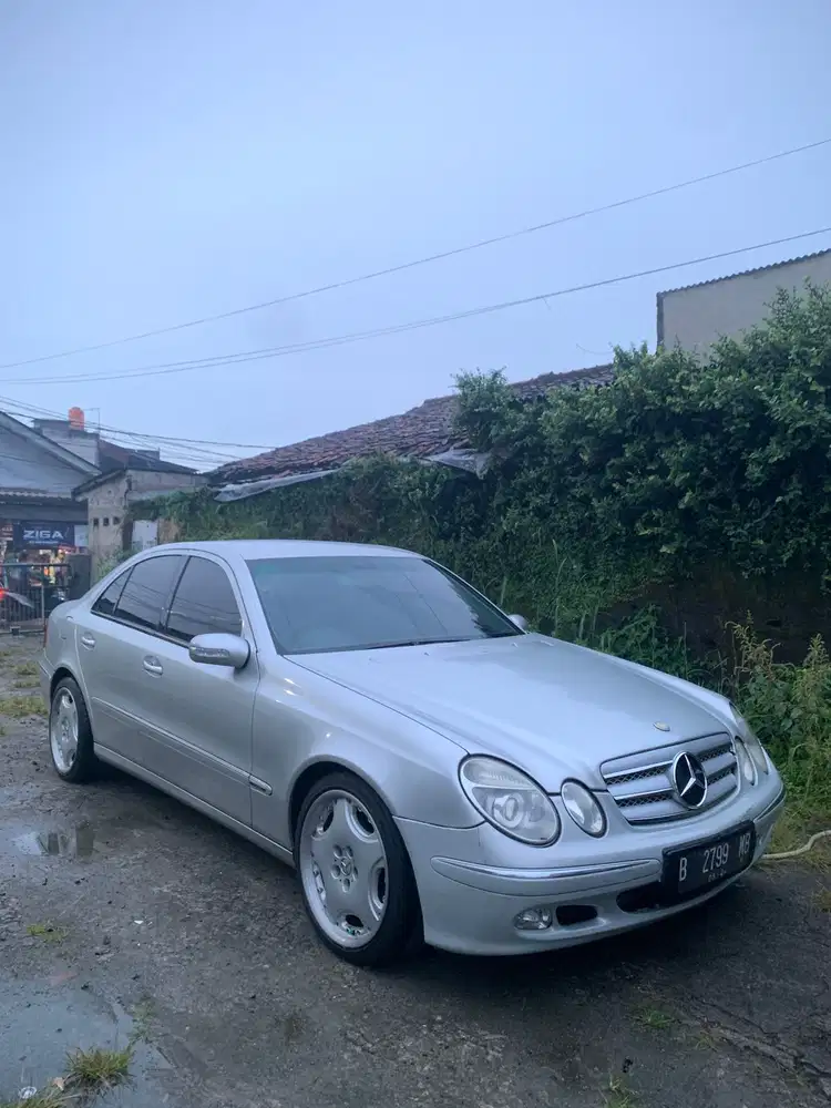Mercedes-Benz E260 2004 Bensin