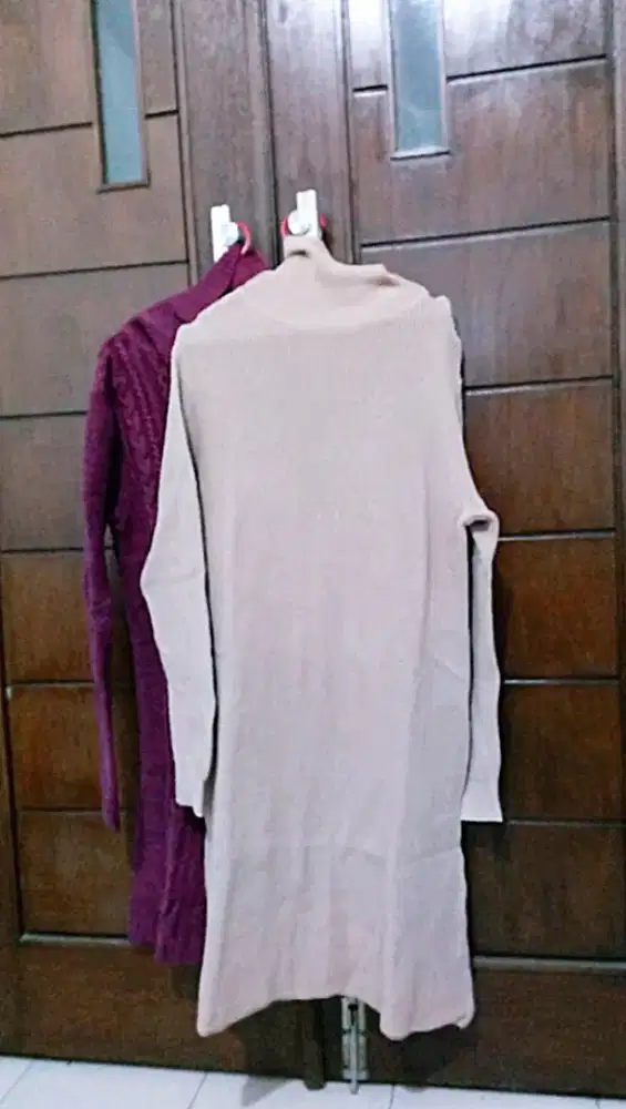 Dua Cardigan Rajut Panjang.