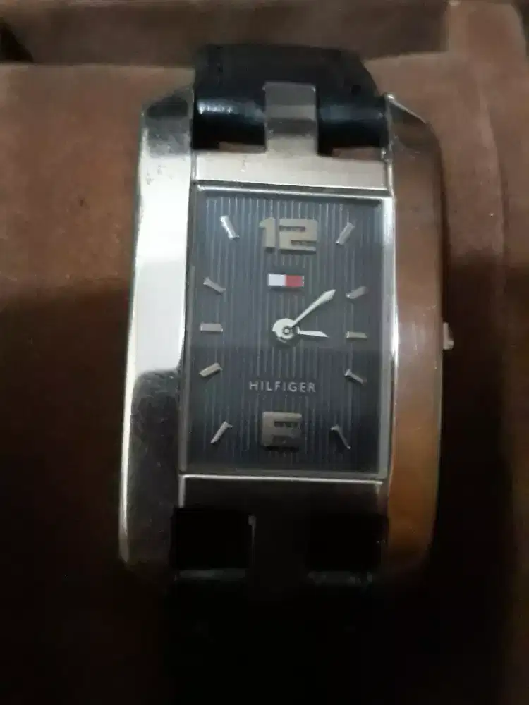 Jam tangan Tommy Hilfiger dengan tampilan tangki atau persegi panjang.