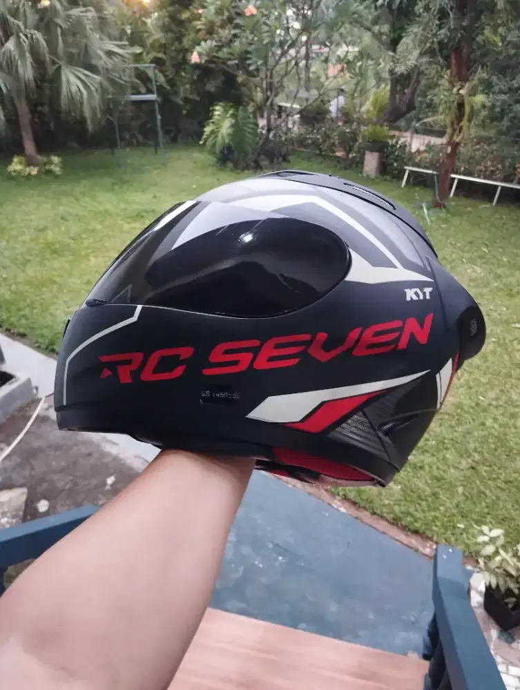 Helm KYT RC Seven. doff