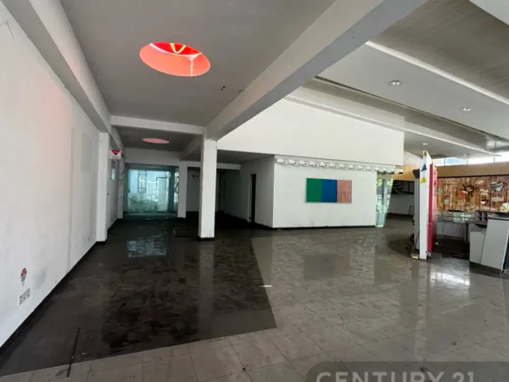 BANGUNAN EX SHOWROOM DI JAKARTA SELATAN