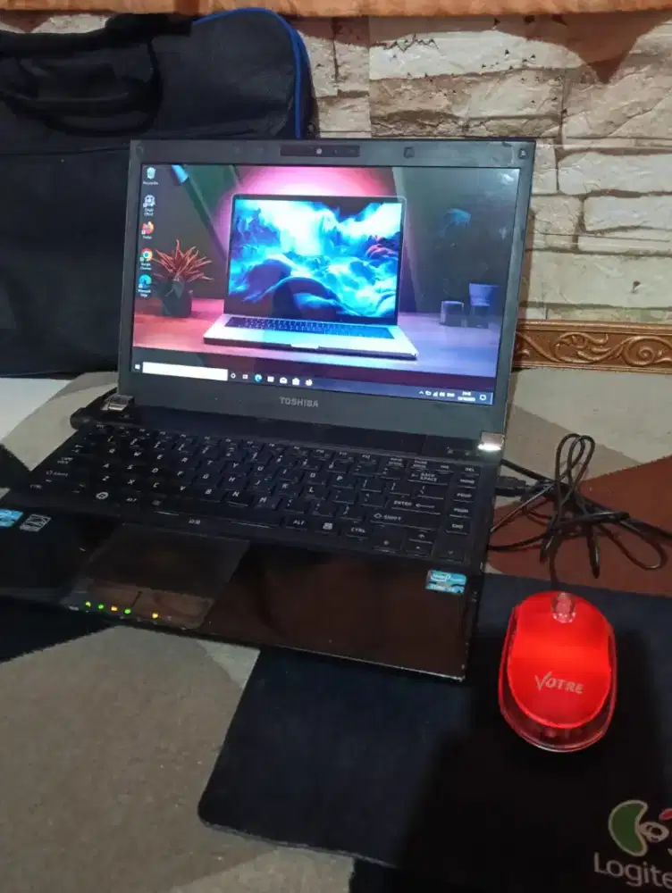 Laptop toshiba R835 core i3 8/500GB lengkap
