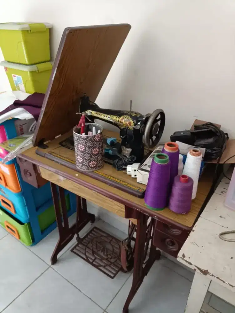 Mesin jahit butterfly - mesin kaki (treadle) hitam