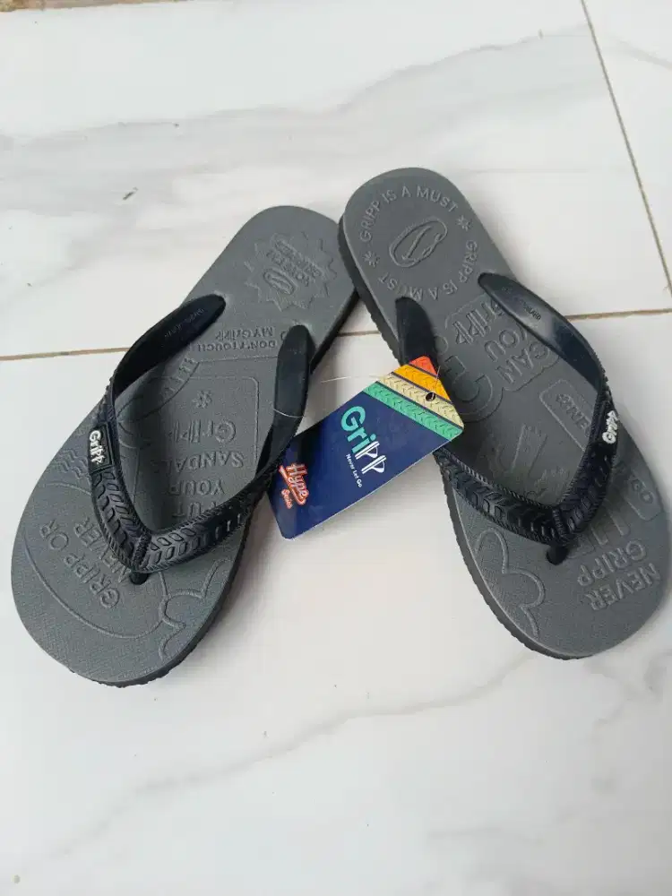 Sandal gripp ori kondisi baru/new with tag