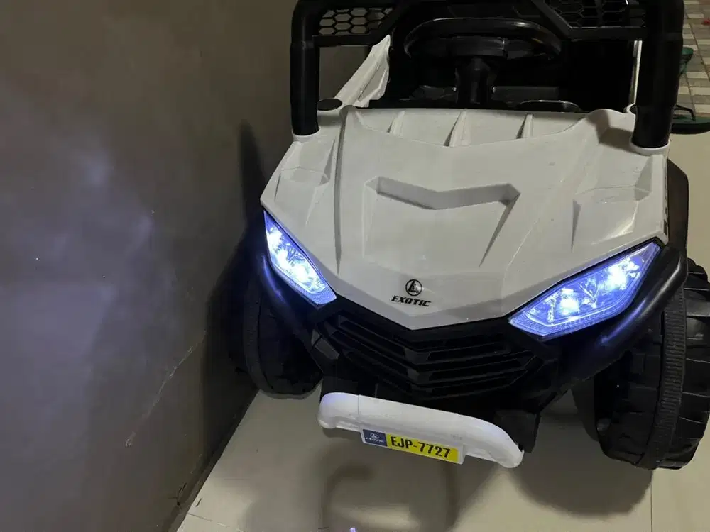 Mainan Mobil Aki - Putih