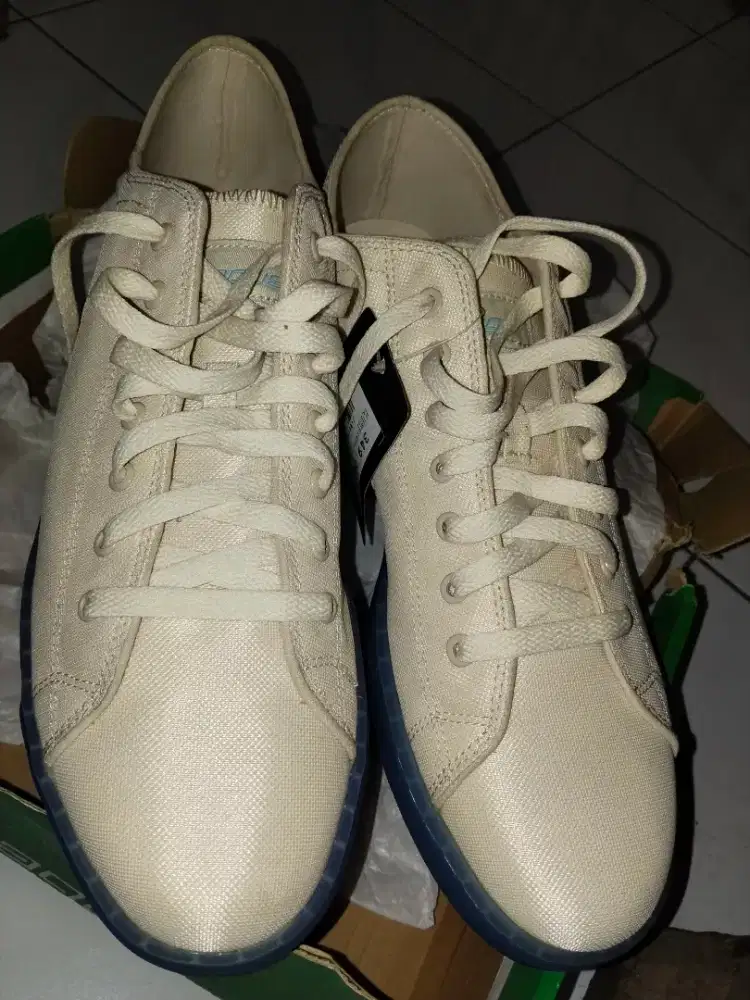 Sepatu League J-Street