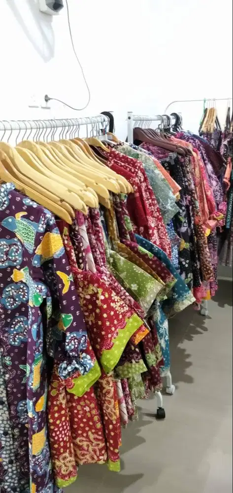 Ada penjahit disini? Saya cari 5 penjahit secepatnya