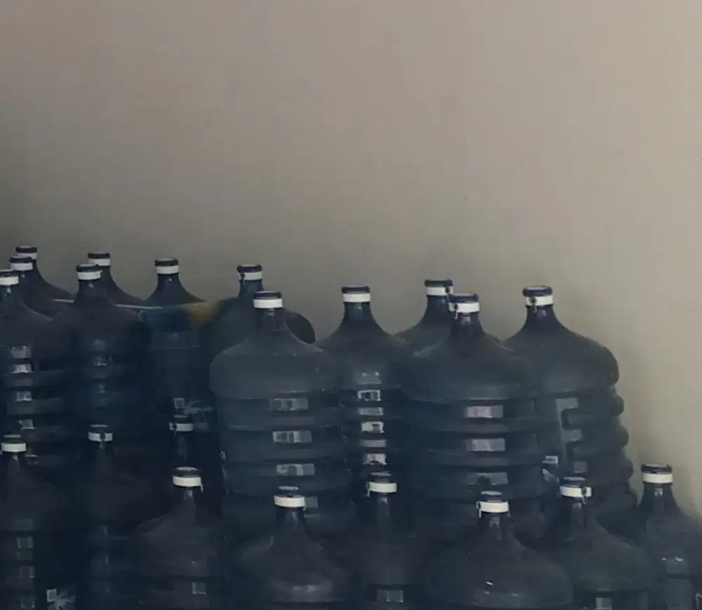 Penjaga toko dan pengantar galon