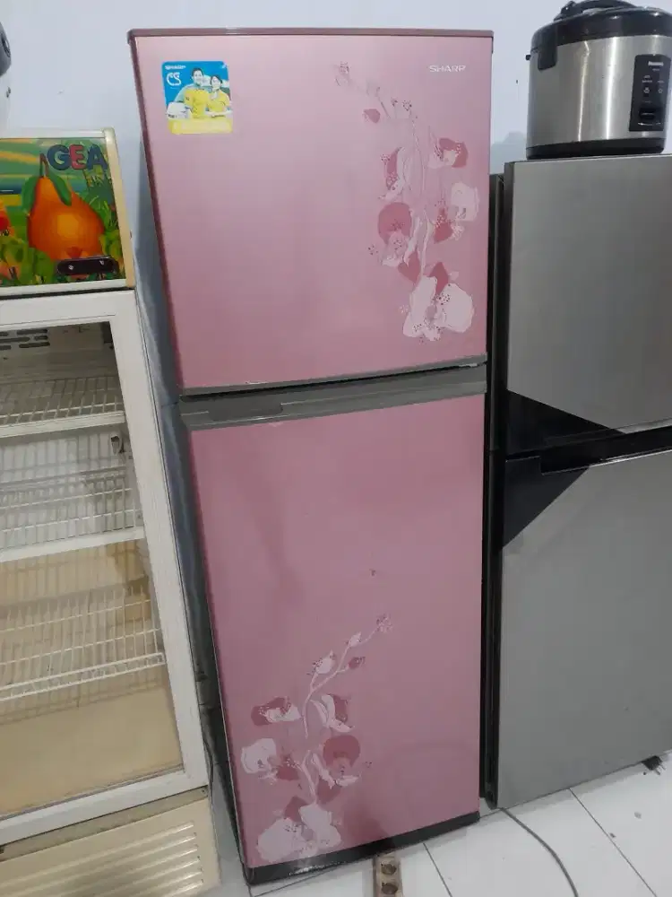 Kulkas 2 Pintu SHARP Semi Jumbo Pink . Second .