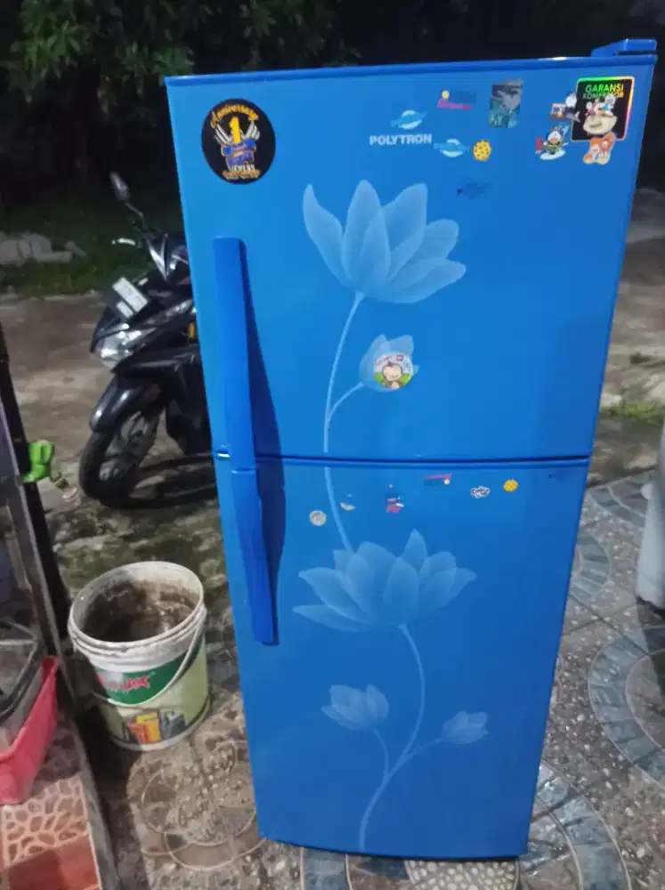 Kulkas 2 pintu Polytron