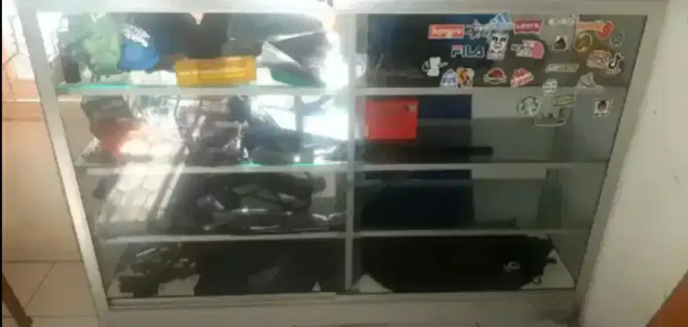 Etalase kaca 1,5 meter (bekas)