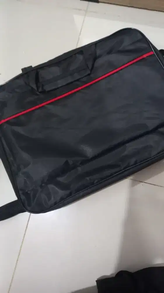 Tas laptop warna hitam
