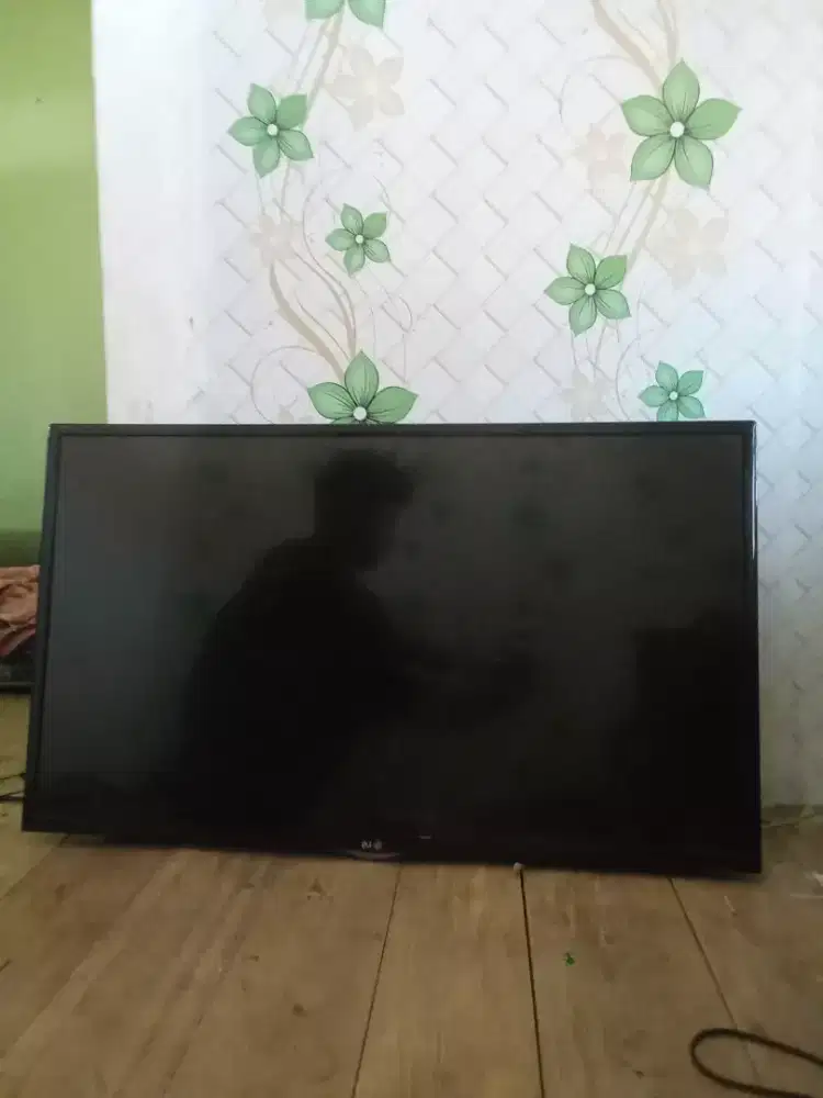 Dijual tv merek lg, pemakaian pribadi kelengkapan batangan aja no mins
