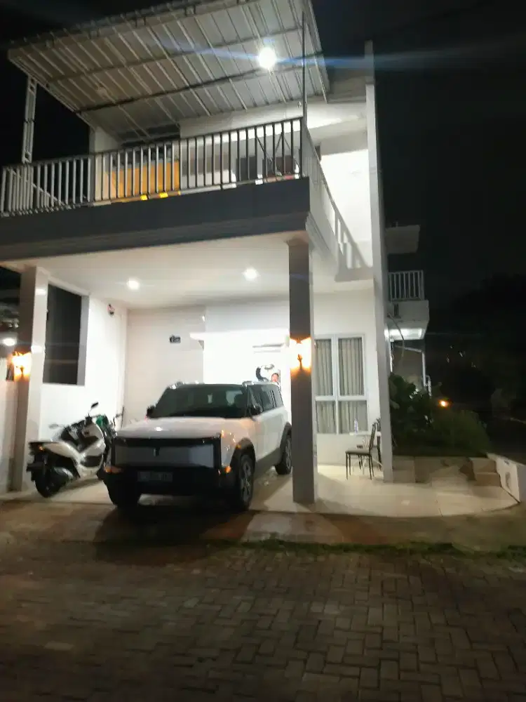 SIAP HUNI Rumah 2lantai Hook samping Playground dan lapangan Basket